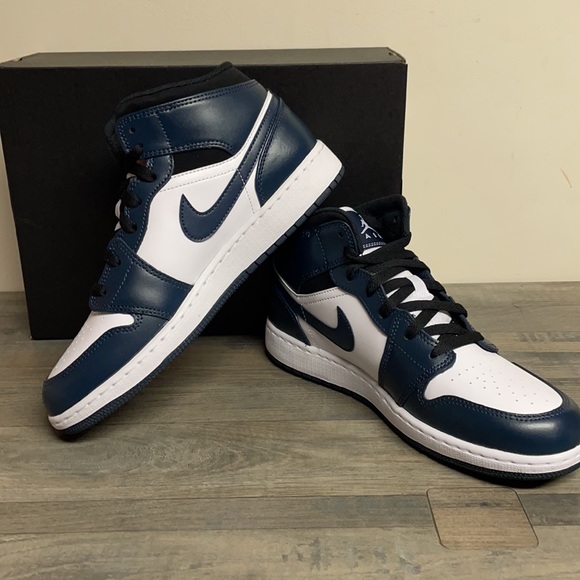 Air Jordan 1 mid GS size 7Y/Women’s size 8.5 White/Navy/Black new with box - Picture 10 of 12